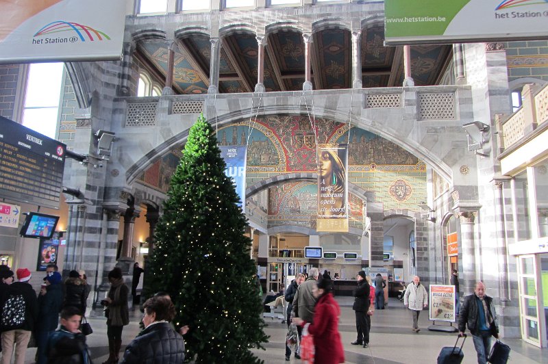 Station Gent-Sint-Pieters_binnen.jpg - Binnen in de stationshal zijn muurschilderingen die taferelen tonen van verschillende Belgische steden. Bezoekers aan de Wereldtentoonstelling van 1913 konden zo ook met de rest van België kennismaken.